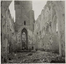 <p>Het interieur van de Grote Kerk in de richting van de toren na de oorlogsverwoestingen in 1945 (beeldbank RCE). </p>

